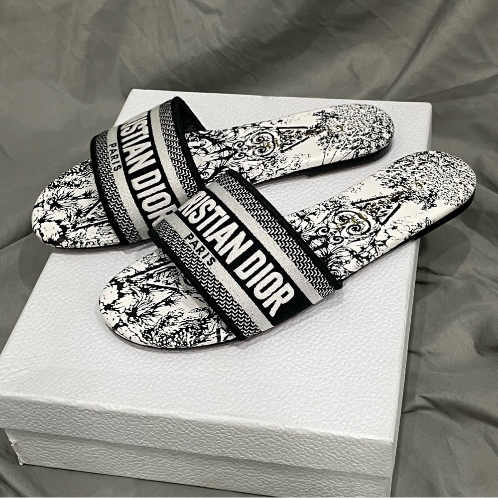 Dior Women's Black and White Sandals - Picture 5 of 7